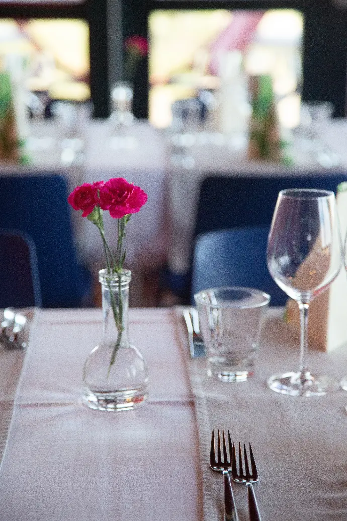 Muistotilaisuuskattaus Ravintola Nallikarissa Oulussa. Laadukkaat tarjoilut, lämmin palvelu ja merellinen ympäristö tarjoavat arvokkaat puitteet muistotilaisuudelle.