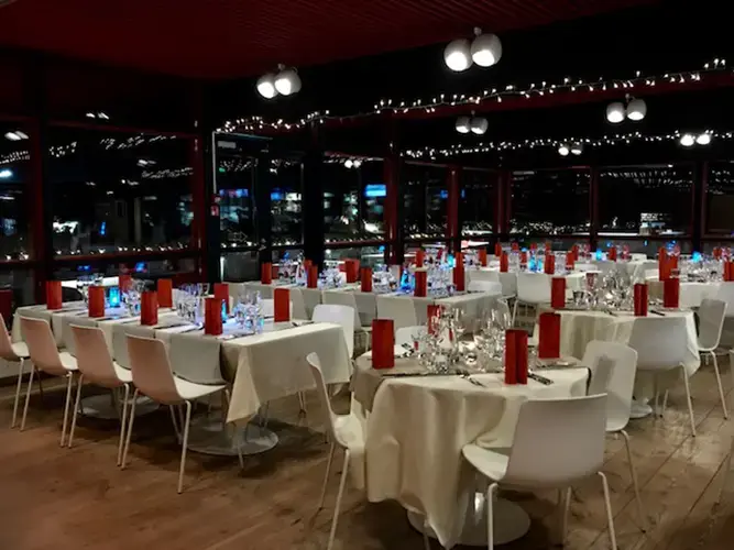 Ravintola Nallikarin näyttävä pikkujoulukattaus Oulussa. Tunnelmallinen juhlaympäristö, laadukkaat tarjoilut ja merellinen sijainti tekevät pikkujouluista ikimuistoiset.